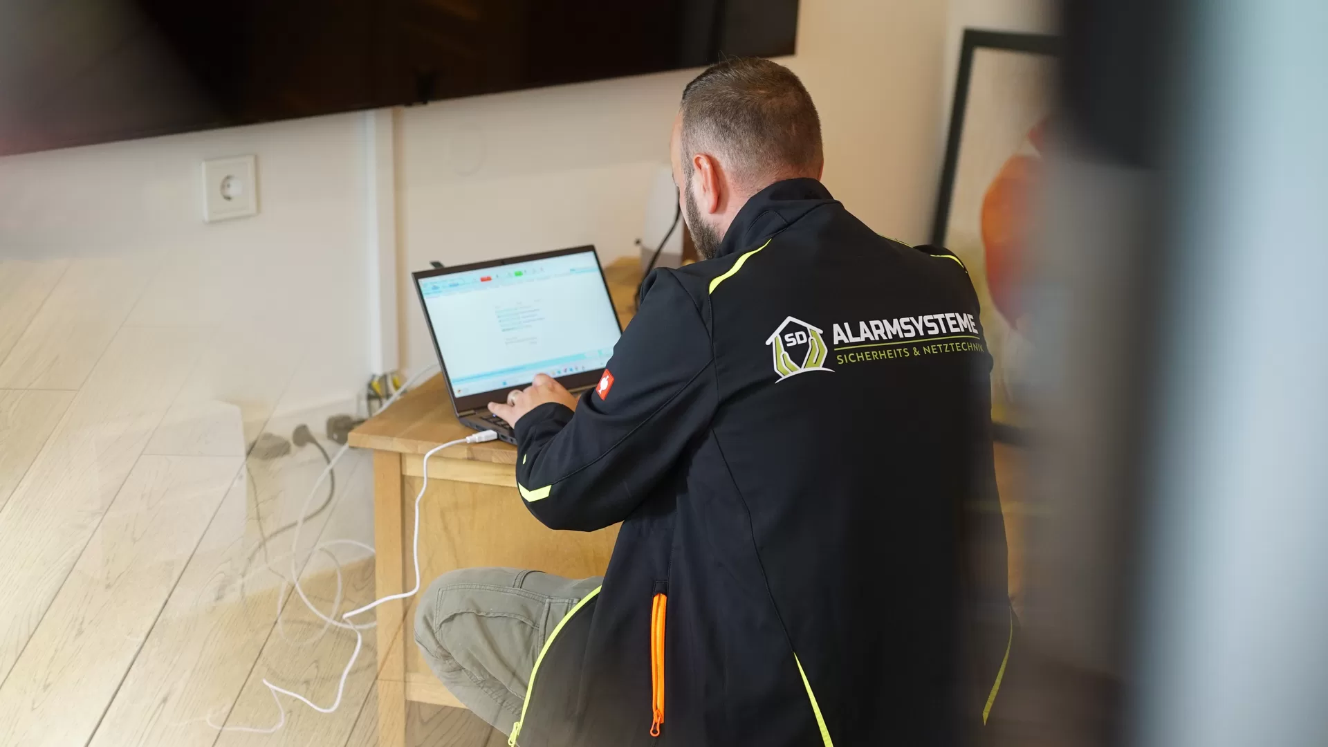 Fachkraft von SD Alarmsysteme bei der Einrichtung eines Sicherheitssystems