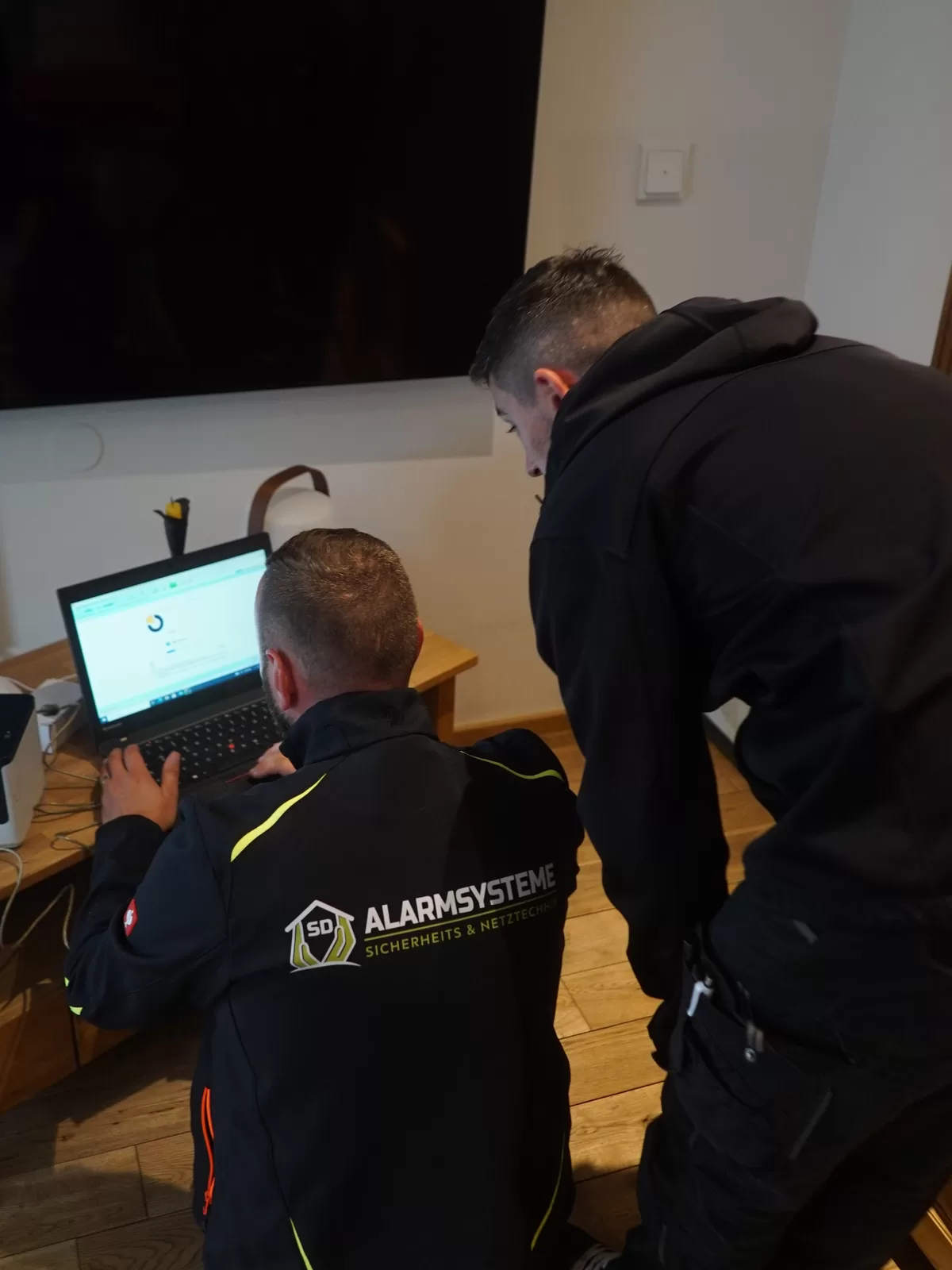 Fachkräfte von SD Alarmsysteme bei der Abstimmung eines Sicherheitssystems